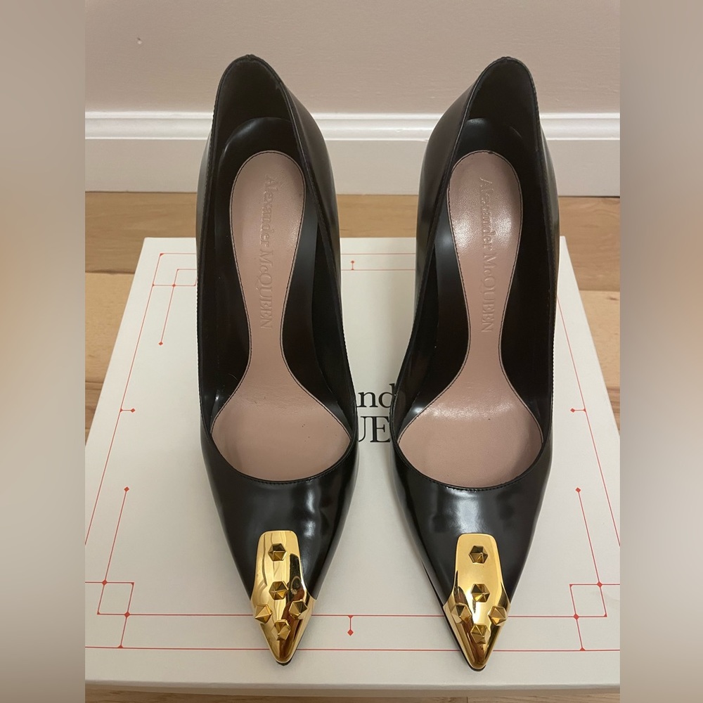 Hells  Alexander McQueen… black, metal toecap, pointed toe, slip-on style